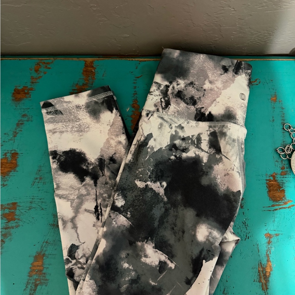 Abstract Black and White Leggings